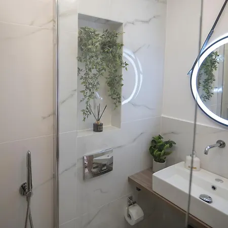 Lia's Luxury Intown Apartment, Primary Location Lejlighed