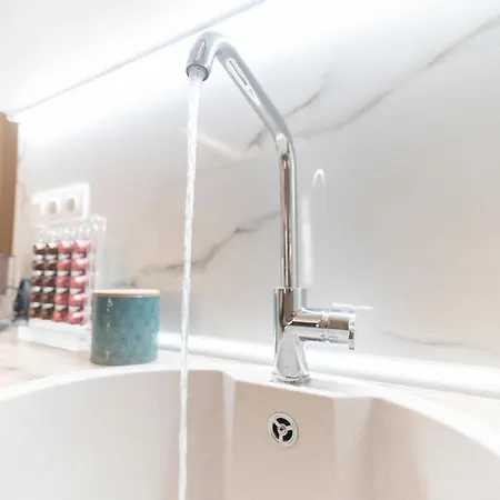 Lia's Luxury Intown Apartment, Primary Location Lejlighed