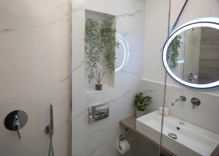 Lia's Luxury Intown Apartment, Primary Location Appartement