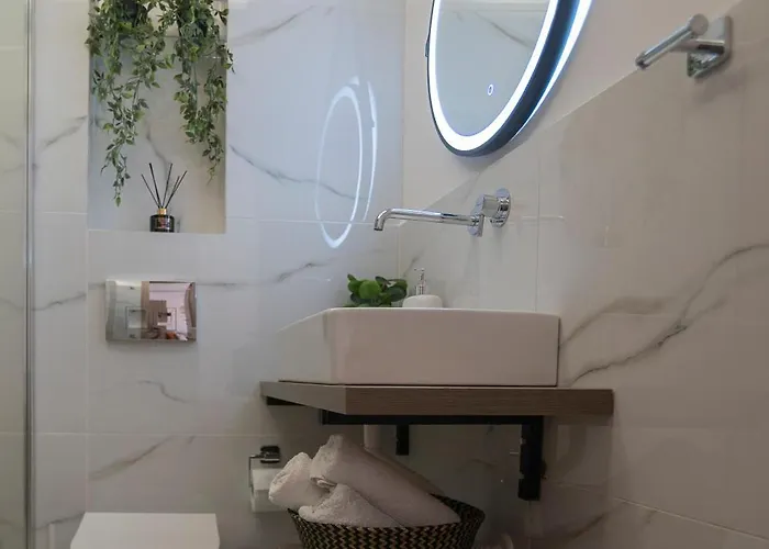 Lia's Luxury Intown Apartment, Primary Location Διαμέρισμα *