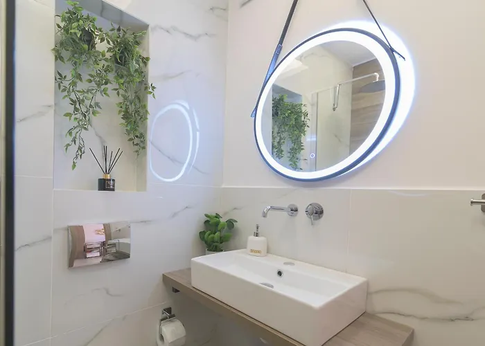 Lia's Luxury Intown Apartment, Primary Location *